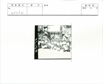 民众跪拜建筑前举标语抗议.jpg