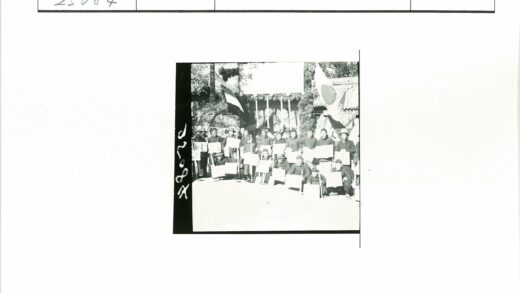 民众跪拜建筑前举标语抗议.jpg