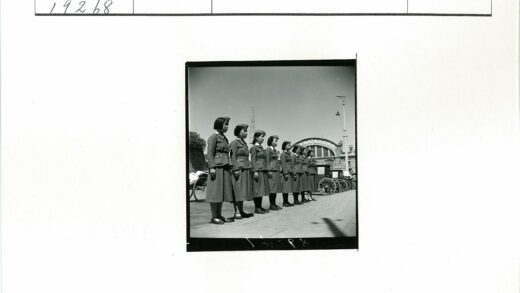 民国制服女子与钟楼街景.jpg