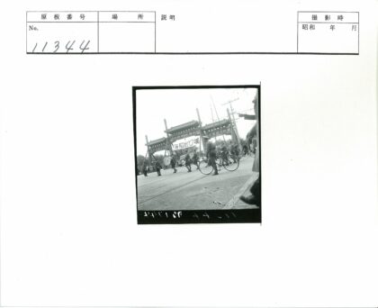 民国士兵骑车过传统大门.jpg