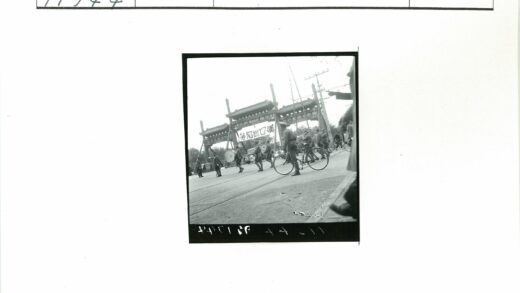 民国士兵骑车过传统大门.jpg