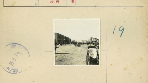 民国时期城市街道繁忙景象.jpg