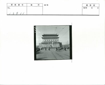民国时期城门繁华街景.jpg