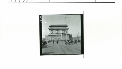 民国时期城门繁华街景.jpg
