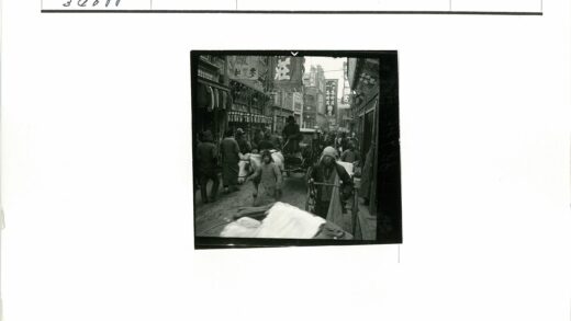 民国时期繁华商业街景.jpg