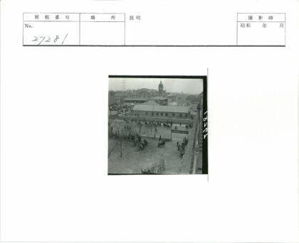 民国时期街头景象与钟楼建筑.jpg