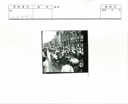 民国时期街景人力车与行人.jpg