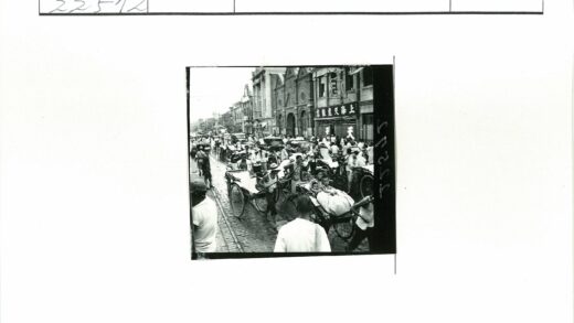民国时期街景人力车与行人.jpg