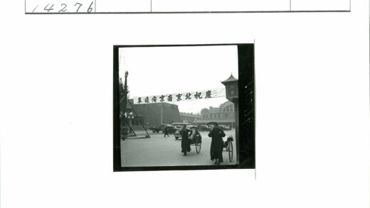民国街头人力车夫与堡垒背景.jpg