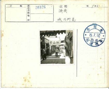 民国街头行人人力车景象.jpg