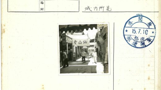 民国街头行人人力车景象.jpg