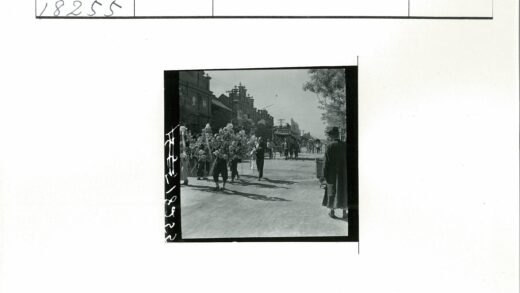 民国街头鲜花行人黄包车.jpg