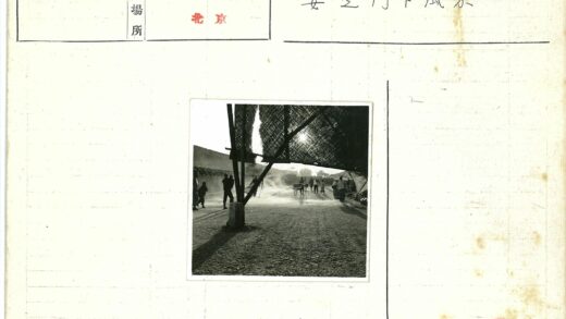民国街头黄包车与行人剪影.jpg