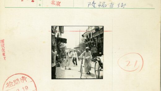 民国街头黄包车与行人景象.jpg