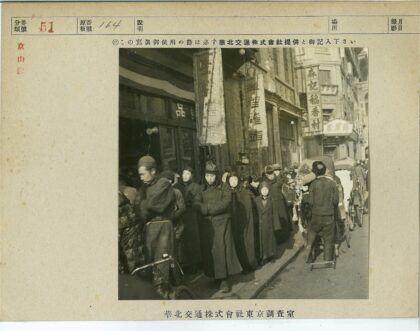 民国街景人力车与繁华商铺.jpg
