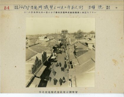 民国街景繁华市集与塔影.jpg