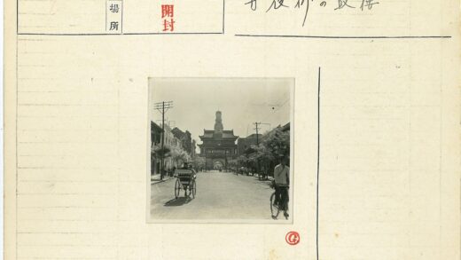 民国街景钟楼门繁忙交通.jpg