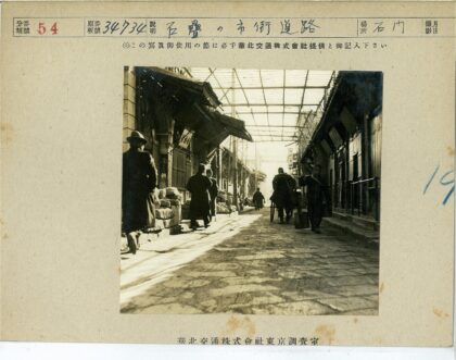 民国街景黄包车与悬垂屋顶建筑.jpg