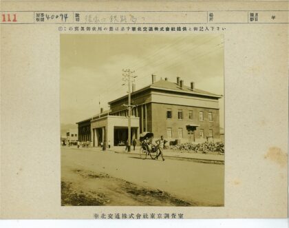 民国街景黄包车与行人.jpg