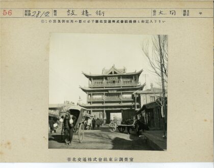 民国街景黄包车与门楼.jpg
