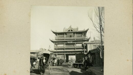 民国街景黄包车与门楼.jpg