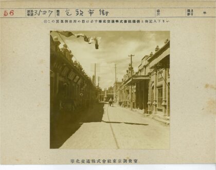 民国街道建筑与黄包车景象.jpg