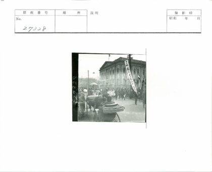 民国街道繁华建筑与黄包车.jpg