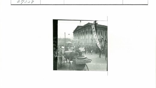 民国街道繁华建筑与黄包车.jpg