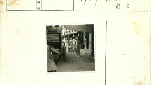 民国街道马车行人商铺遮阳篷.jpg