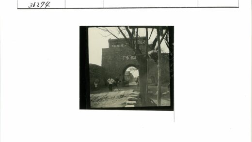 民国黄包车与石拱门街景.jpg