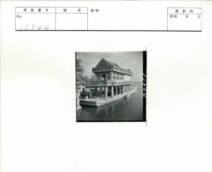水上华丽石船建筑景观.jpg