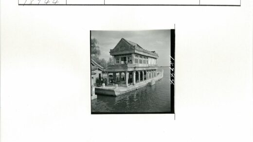 水上华丽石船建筑景观.jpg