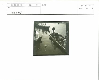 水上小船与三人划船.jpg