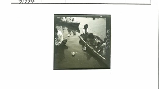 水上小船与三人划船.jpg