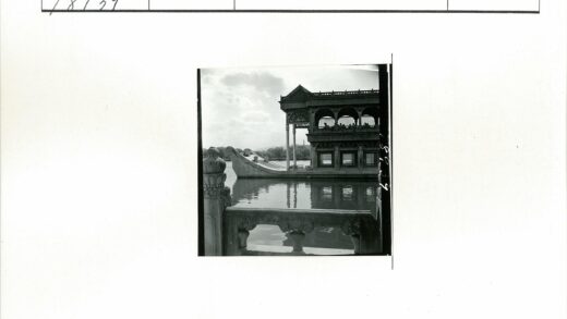 水上拱形雕刻建筑与塔景.jpg
