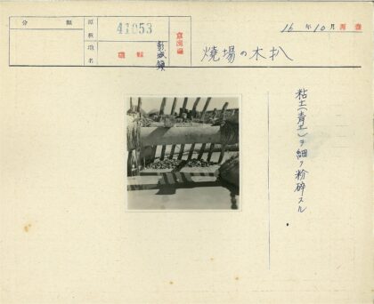 水上木结构阴影与石子景观.jpg