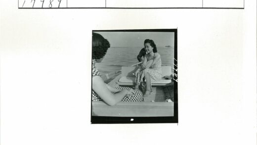 水上泛舟的三位女性.jpg