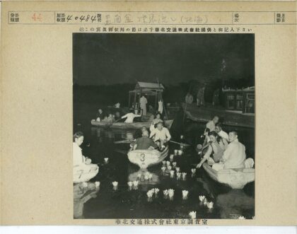 水上浮灯仪式夜景.jpg