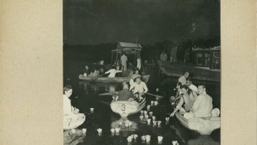 水上浮灯仪式夜景.jpg