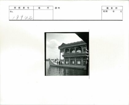 水上石船双层拱窗建筑.jpg
