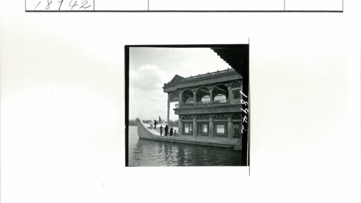 水上石船双层拱窗建筑.jpg