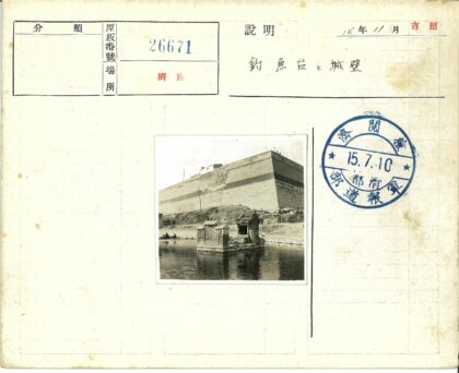水上砖墙与石头十字架.jpg
