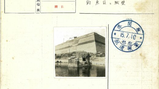 水上砖墙与石头十字架.jpg