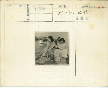 水上船影中的女人与路人.jpg