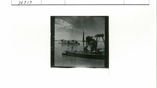水上飞机与乘客船工作场景.jpg