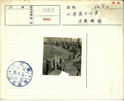 水中木桩与岩石混凝土结构.jpg