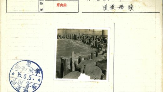 水中木桩与岩石混凝土结构.jpg