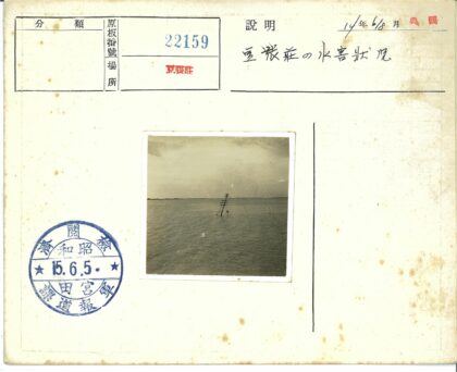 水域中的电线杆远眺地平线.jpg