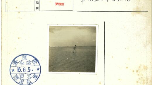 水域中的电线杆远眺地平线.jpg