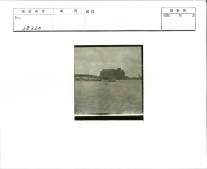 水域岩层旁的宏伟建筑.jpg